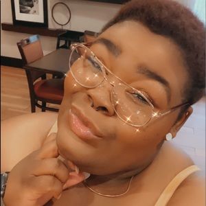 Meet your Posher, Emisha